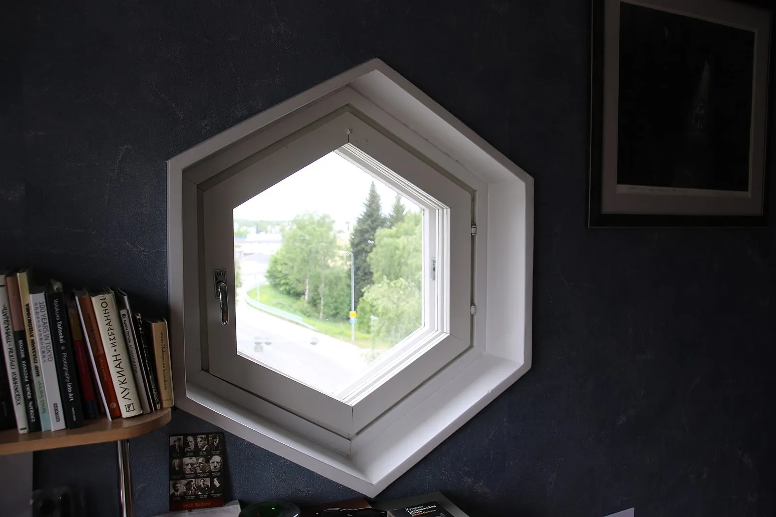 1599px-Kuusikulmainen_ikkuna_sisäpuolelta_päin