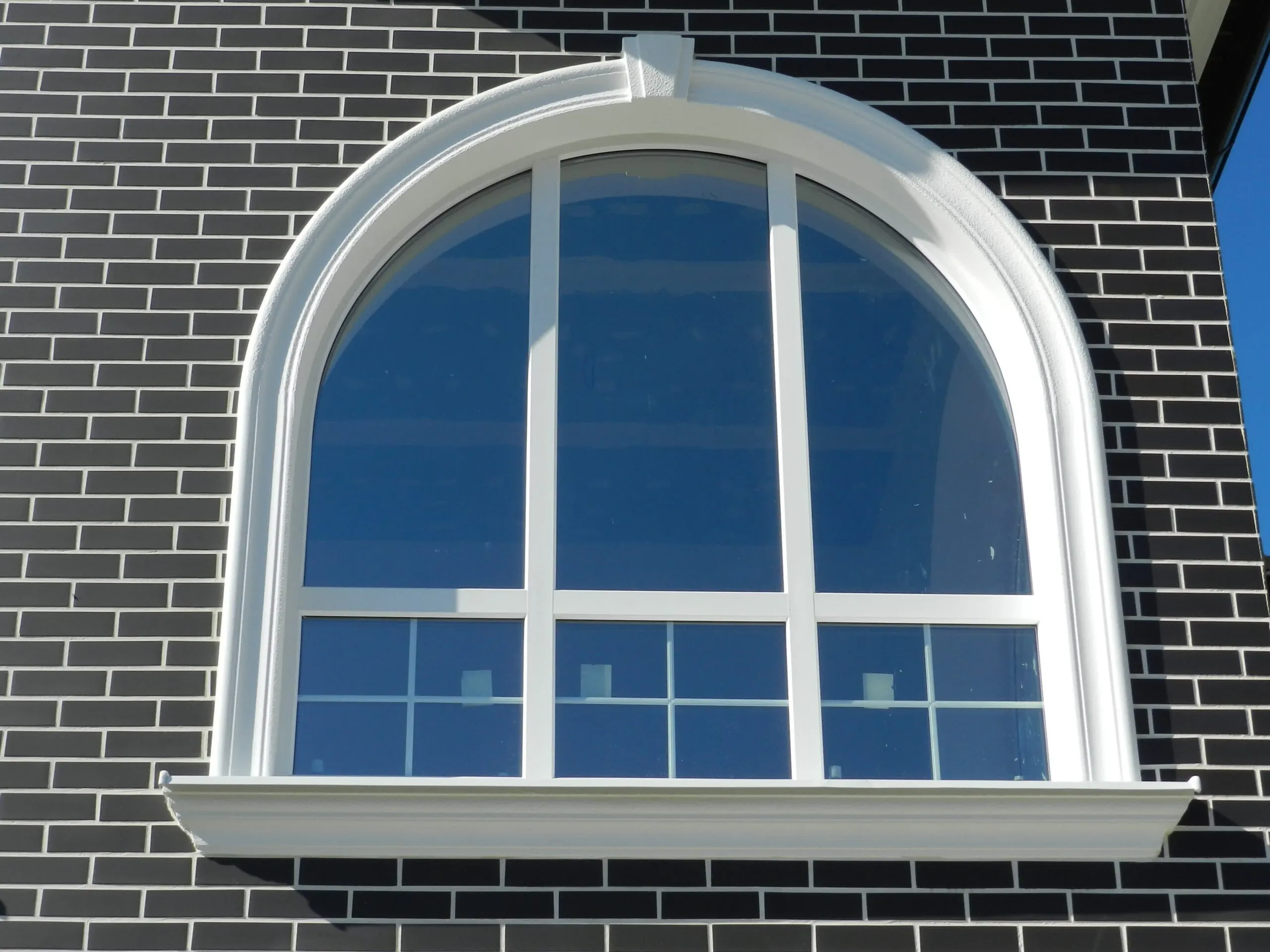 1697524905_bigfoto-name-p-otdelka-arochnikh-okon-snaruzhi-42