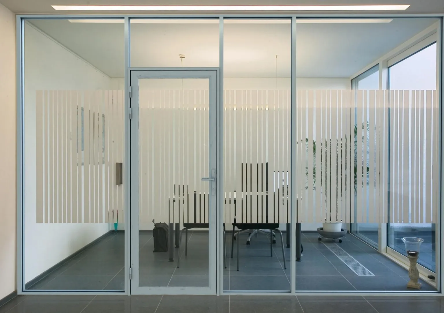 aljuminievaja-dver-s-impostom-gftd678-1536×1084