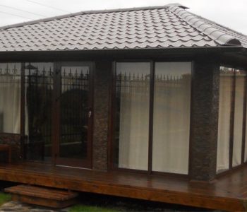 osteklenie-besedki-chto-vybrat